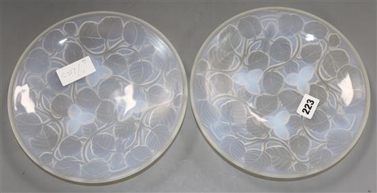 A pair of French Arrers opalescent glass dishes, c.1930 diameter 24cm